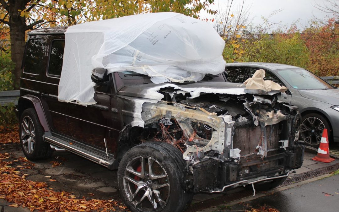 Ausgebrannte Mercedes G-Klasse mit komplett zerstörter Front nach Fahrzeugbrand