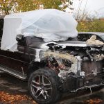 Ausgebrannte Mercedes G-Klasse mit komplett zerstörter Front nach Fahrzeugbrand