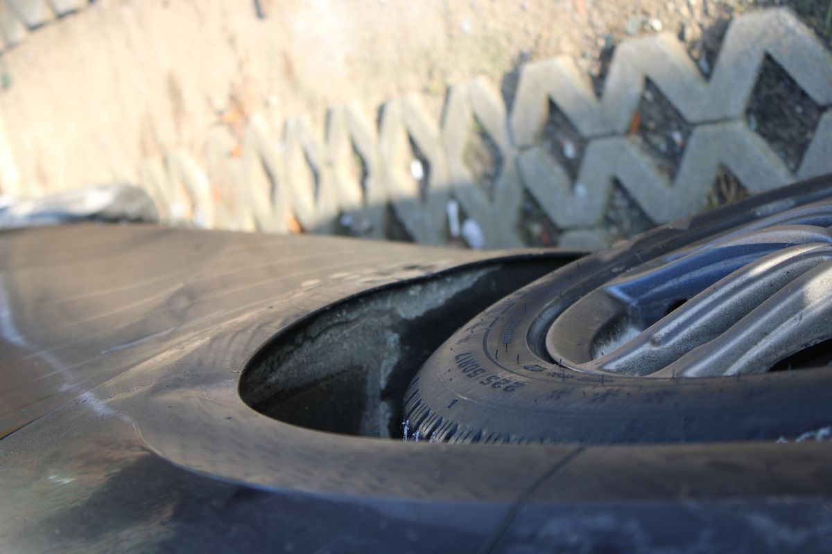 Detailaufnahme einer Karosseriebeule bei einem Unfallgutachten