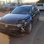 Schwarzer VW Passat mit Unfallschaden vorne rechts — Karosserieaufnahme bei der Begutachtung durch Schmidt & Benz