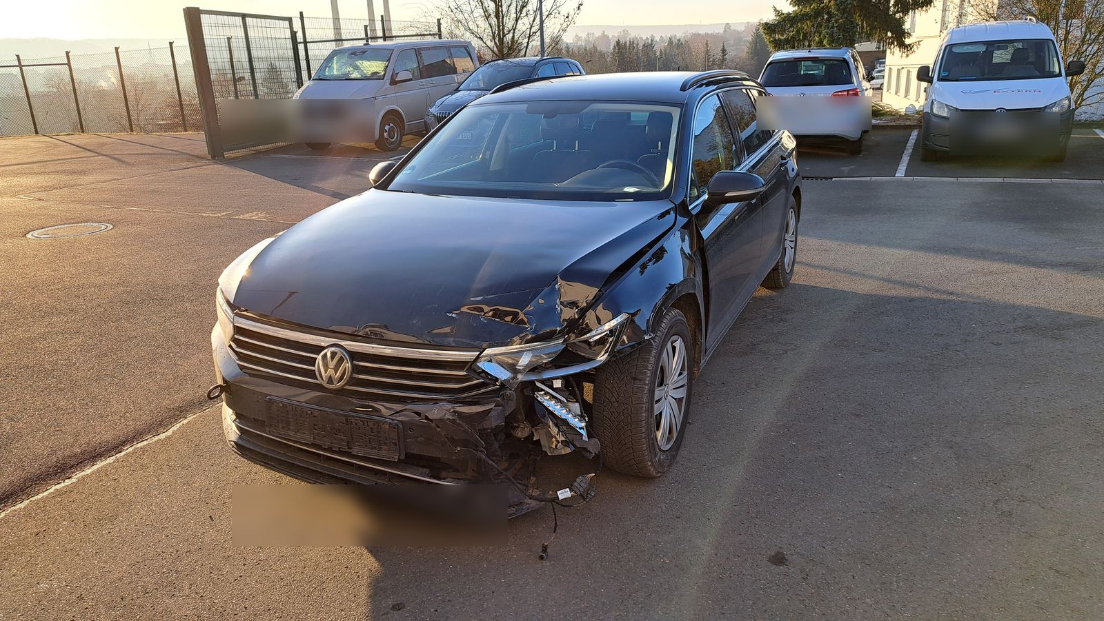 Schwarzer VW Passat mit Unfallschaden vorne rechts. Karosserieaufnahme bei der Begutachtung durch Schmidt & Benz